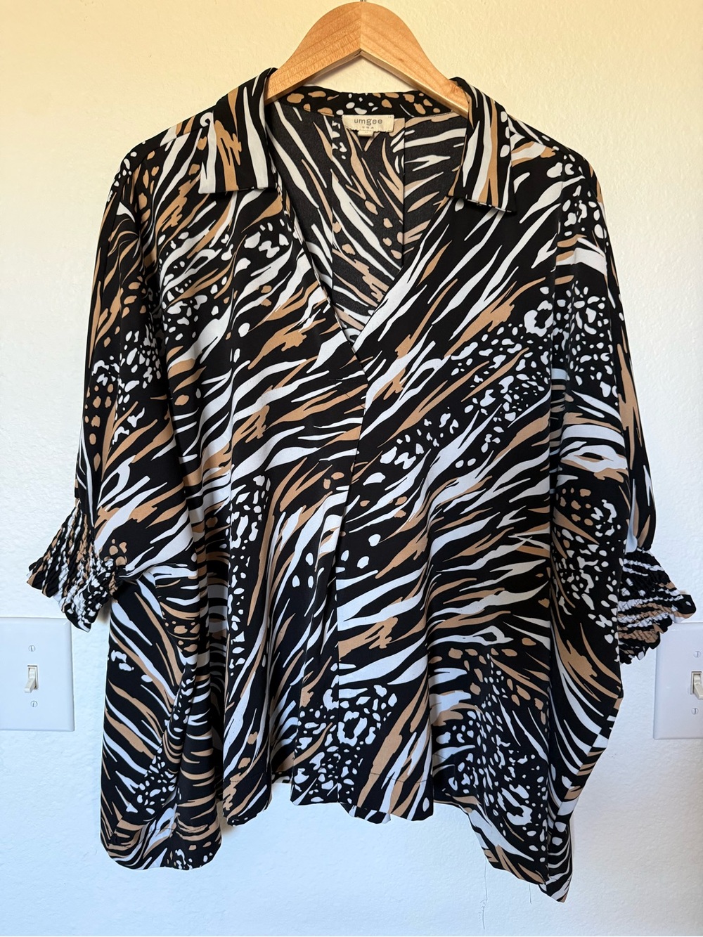 Umgee Batwing Sleeve Blouse Black Tan Abstract Print Smocked Cuffs Oversized Med